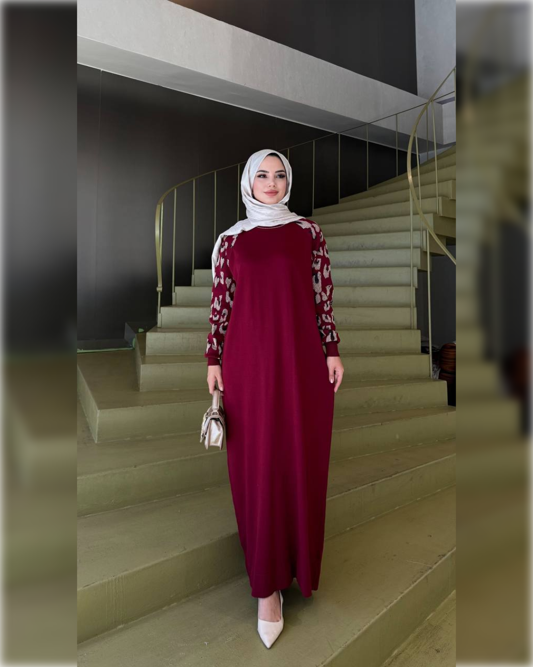 Elegant Burgundy Abaya with Embroidered Sleeves عباءة أنيقة بأكمام مطرزة باللون الخمري الجميل
