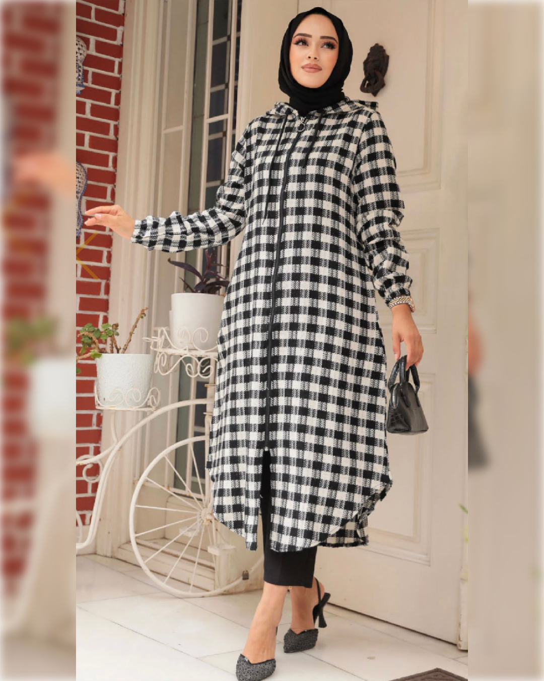 Cozy Long Hooded zip-up Tunic in Black Shade   بلوزة شتوية دافئة بقلنسوة و بسحاب باللون الأسود الجميل