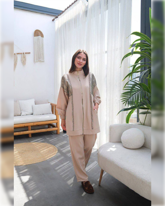 Cozy Elegant Sportswear of 2-Pieces in Beige Shade بدلة رياضية أنيقة و دافئة من قطعتين باللون البيج الجميل