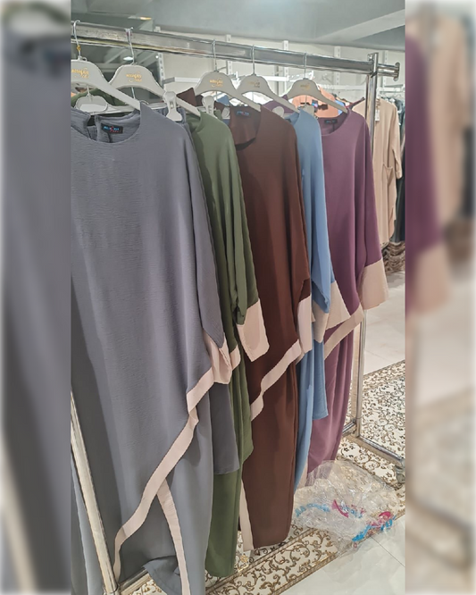 Sleek Modern Abaya Paired with Trousers in Elegant Tones عباءة صيفية بقصة عصرية أنيقة مع بنطال متوفرة بعدة ألوان جميلة