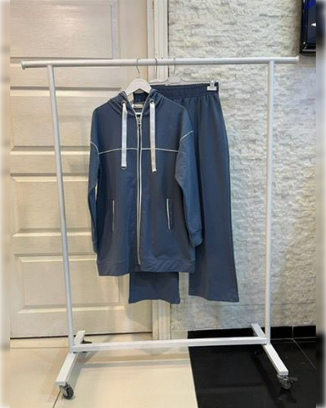 Hooded Sportswear of 2-Pieces in 4- Gorgeous Shades بدلة رياضية أنيقة و دافئة من قطعتين بأربعة ألوان جميلة