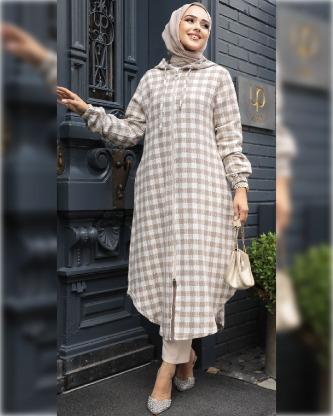 Cozy Long Hooded zip-up Tunic in Beige Shade   بلوزة شتوية دافئة بقلنسوة و بسحاب بلون البيج الفاتح الجميل