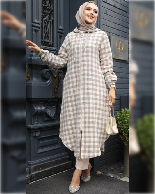 Cozy Long Hooded zip-up Tunic in Beige Shade   بلوزة شتوية دافئة بقلنسوة و بسحاب بلون البيج الفاتح الجميل