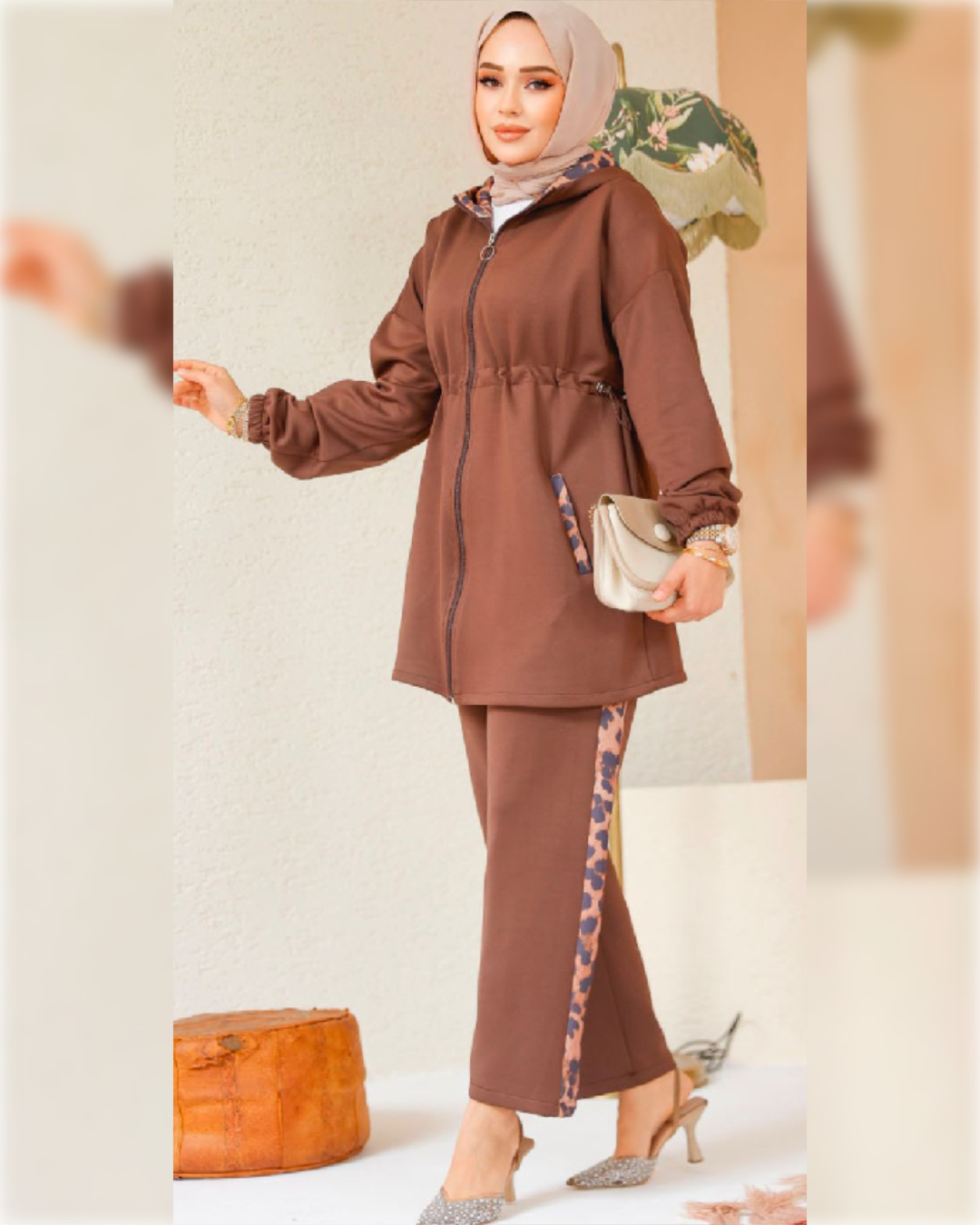 Snug Bronze Hooded Tracksuit with Tiger Stripe Detailing بدلة رياضية  دافئة من قطعتين باللون البرونزي الجميل و بنقوش جانبية مميزة