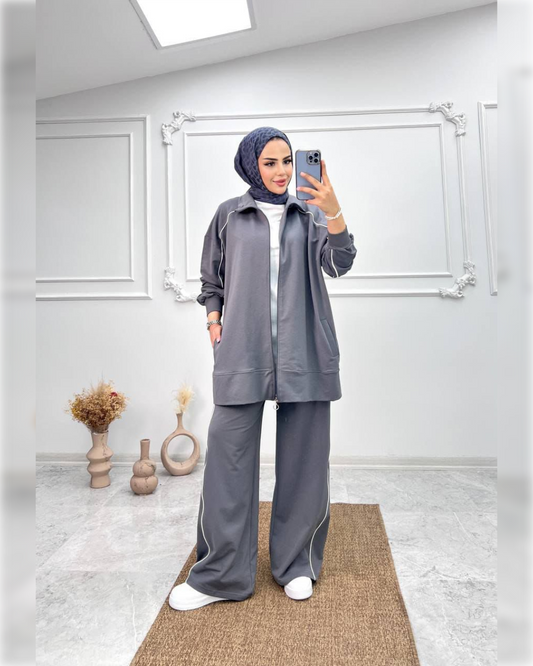 Cozy Cotton Striped-Side Sportswear of 2-Pieces in Gray Shade بدلة رياضية  دافئة من قطعتين باللون الرمادي الجميل و بخطوط بيضاء جانبية