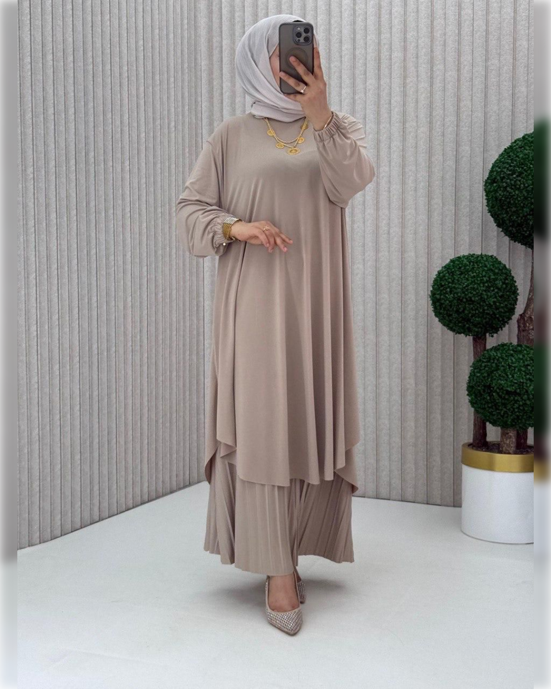Salam Lycra 2-Piece Modest Outfit – Effortless Elegance, Unmatched Comfort in Beige طقم سلام الأنيق المحتشم المكوّن من قطعتين مصنوع من قماش ليكرا الفاخر باللون البيج الجميل