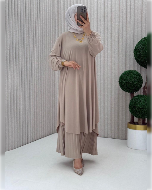Salam Lycra 2-Piece Modest Outfit – Effortless Elegance, Unmatched Comfort in Beige طقم سلام الأنيق المحتشم المكوّن من قطعتين مصنوع من قماش ليكرا الفاخر باللون البيج الجميل