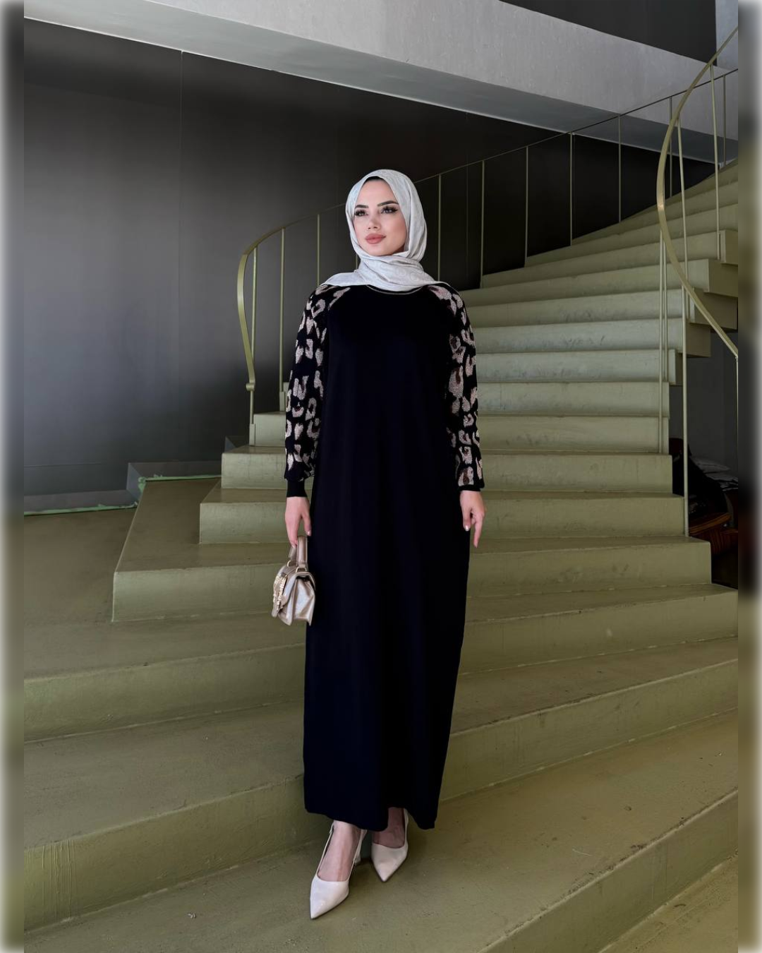 Elegant Black Abaya with Embroidered Sleeves عباءة أنيقة بأكمام مطرزة باللون الأسود الجميل