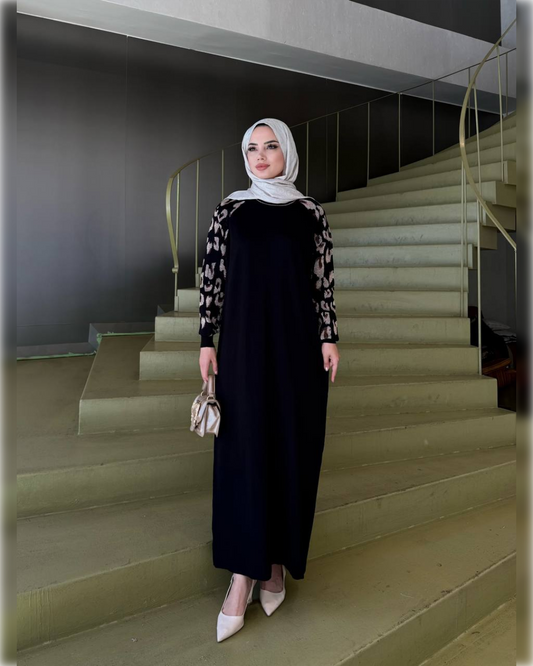 Elegant Black Abaya with Embroidered Sleeves عباءة أنيقة بأكمام مطرزة باللون الأسود الجميل