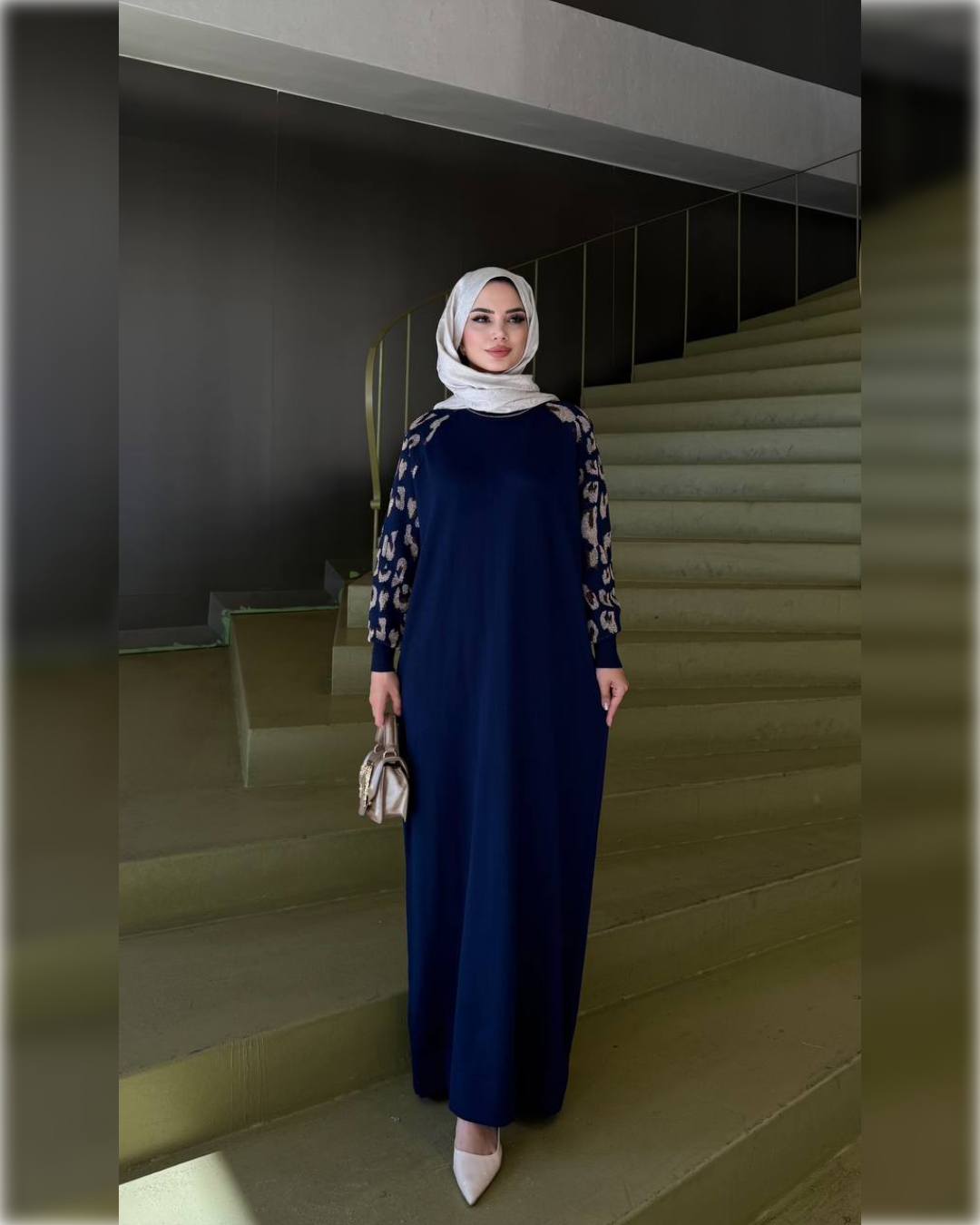 Elegant Navy Abaya with Embroidered Sleeves عباءة أنيقة بأكمام مطرزة باللون الكحلي الجميل