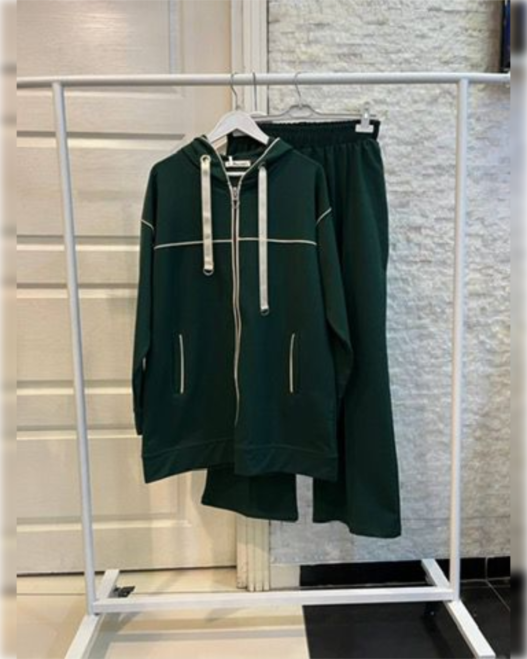 Hooded Sportswear of 2-Pieces in 4- Gorgeous Shades   بدلة رياضية أنيقة و دافئة من قطعتين بأربعة ألوان جميلة