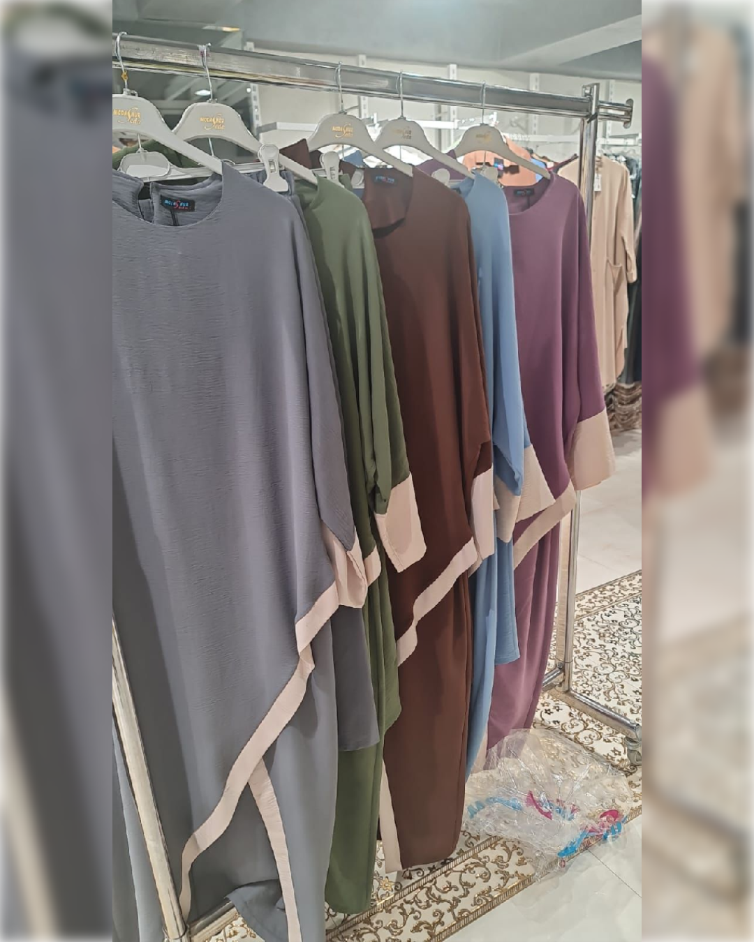 Sleek Modern Abaya Paired with Trousers in Elegant Tones  عباءة صيفية بقصة عصرية أنيقة مع بنطال متوفرة بعدة ألوان جميلة