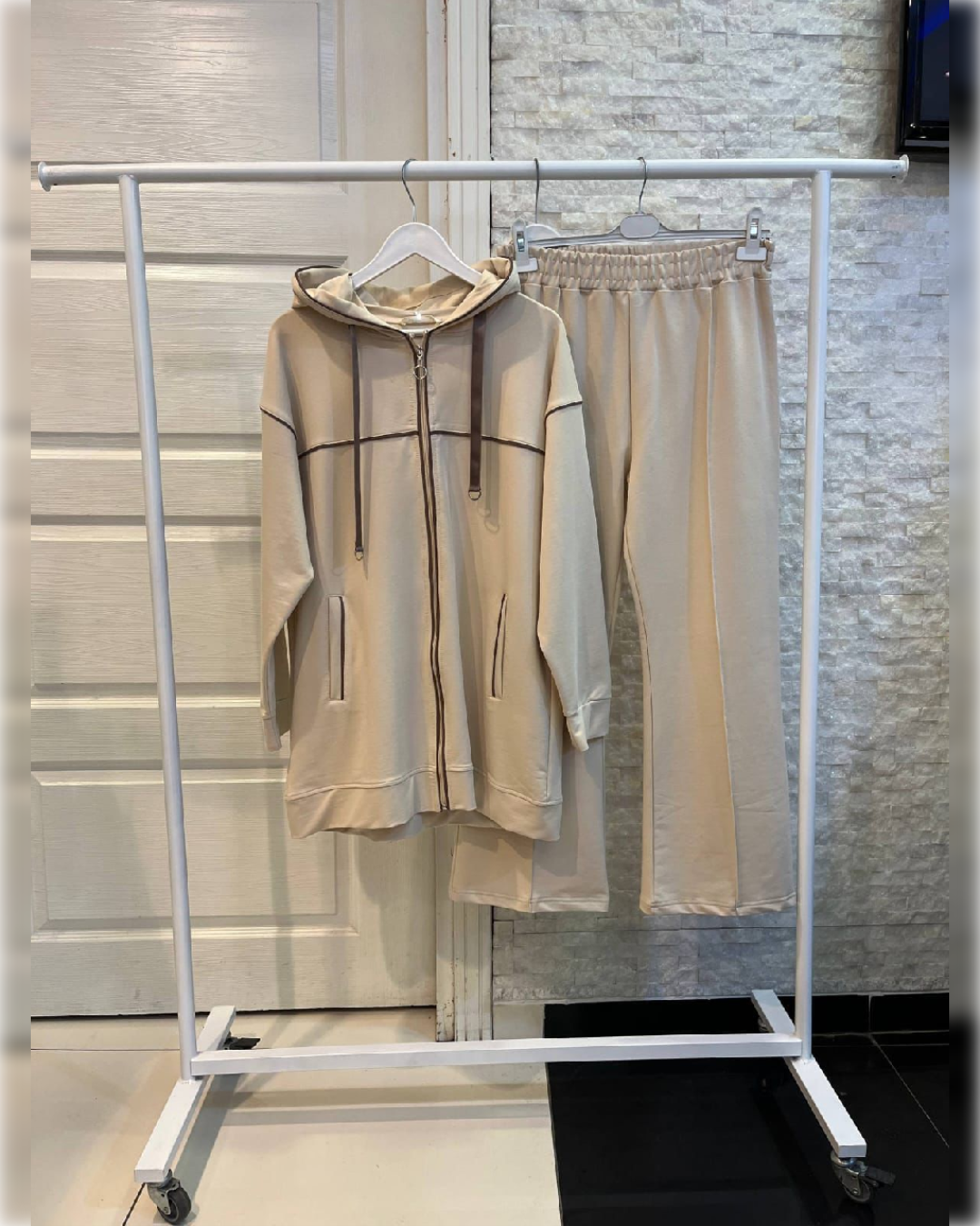 Hooded Sportswear of 2-Pieces in 4- Gorgeous Shades   بدلة رياضية أنيقة و دافئة من قطعتين بأربعة ألوان جميلة