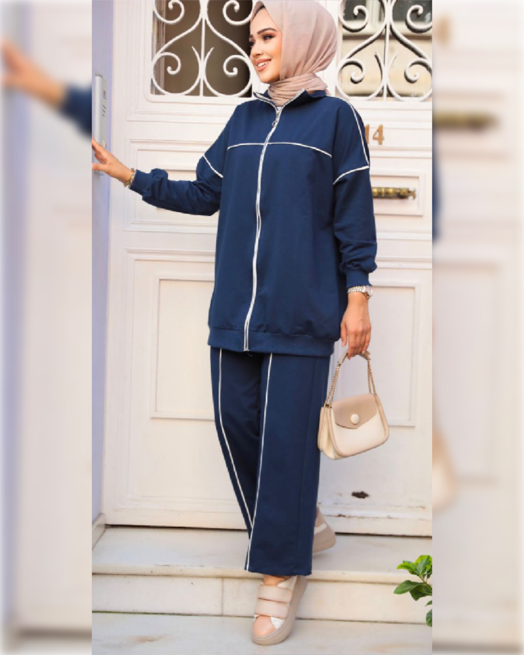 Cozy Cotton Striped-Side Sportswear of 2-Pieces in Blue Navy Shade بدلة رياضية  دافئة من قطعتين باللون الكحلي الجميل و بخطوط بيضاء جميلة