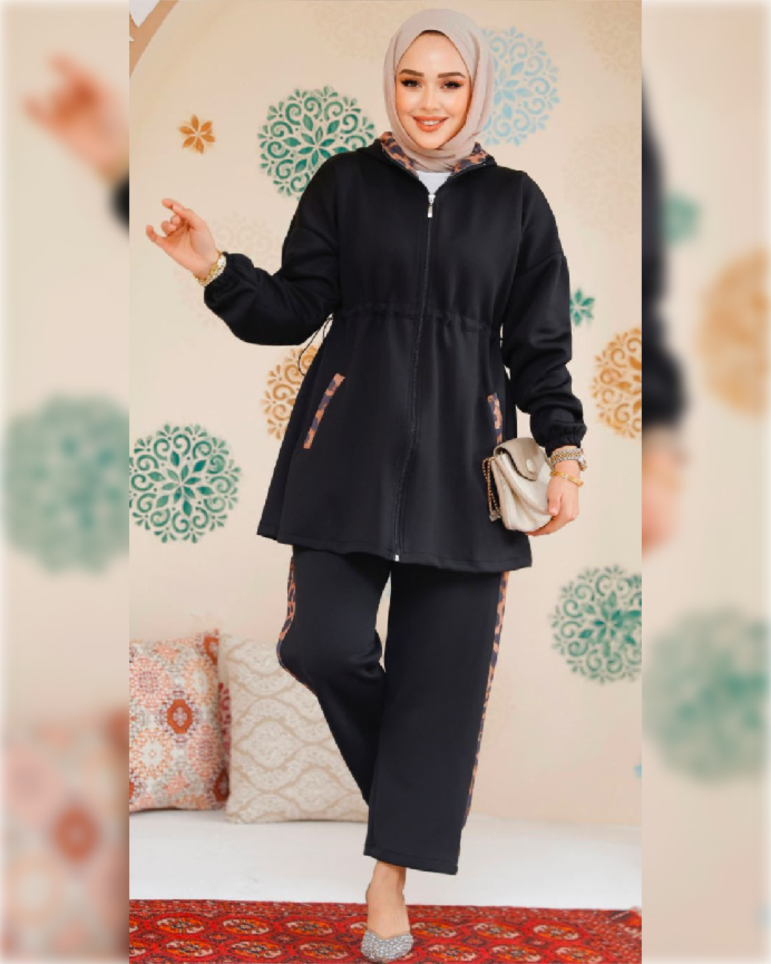 Snug Black Hooded Tracksuit with Tiger Stripe Detailing بدلة رياضية  دافئة من قطعتين باللون الأسود الجميل و بنقوش جانبية مميزة