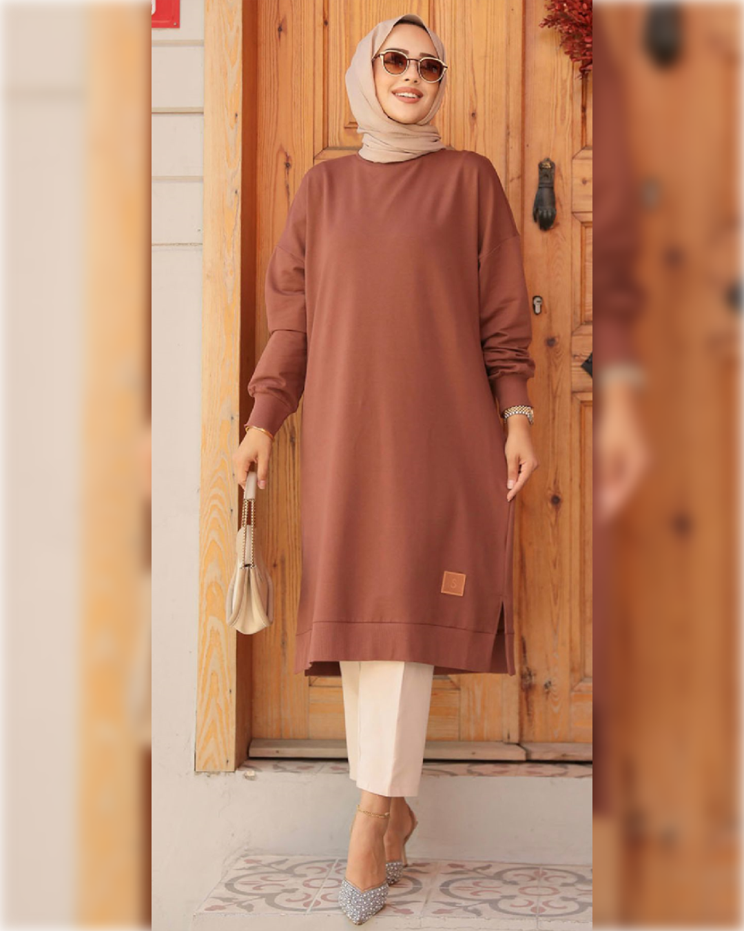 Cozy Knee-Long Cotton Blouse in Brown Shade   بلوزة رياضية قطنية دافئة باللون البني الجميل